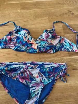 Twilfit Bikini Full support change, st 65G/ 36 - Från Twilfit modellen Coco Full Support Trosorna är Hipster modell  Bh: ger optimal komfort och stöd. Ingen vaddering o har något djupare skärning. justerbara axelband, speciellt bra för större kupstorlekar! Trosan är klassisk bikinitrosa med en bekväm passform Bhn i storlek 65G och underdelen 36  Använda endast två gånger så i perfekt skick och redo för nya användare