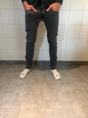 Replay jeans - Säljer nu ett par replay jeans i modellen hyperflex. Fint skick. Jag på bilden är 185cm lång. Hör av er vid frågor eller funderingar!🙌