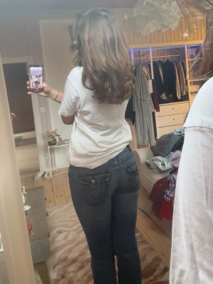 Blå True Religion jeans - Säljer ett par blå jeans från True Religion. Superfina men är tyvvär för små för mig ❤️