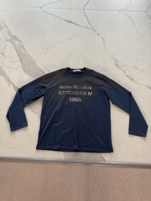 Acne studios long sleeve tröja - Snygg mörkblå långärmad tröja från Acne Studios, kvaliten på tröjan är den bästa på marknaden, det går inte att hitta bättre | skick: 10/10, aldrig använd | storlek: L | färg: blå | tags medförljer inte! | pris kan diskuteras!