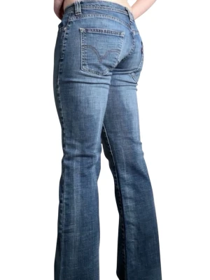 Blå bootcut jeans från Levi's - 📐Mått:   Midja: 38cm Innerbenslängd: 72cm  DM vid funderingar och frågor 🌸