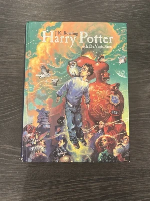 Harry Potter och De Vises Sten - Den svenska utgåvan av J.K. Rowlings 'Harry Potter och De Vises Sten' med färgstarkt illustrerat hårt omslag. Boken handlar om Harrys första år på Hogwarts och är fylld av magi, äventyr och vänskap. Perfekt för dig som älskar fantasy och spännande berättelser.