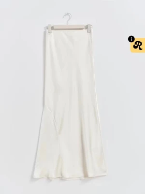 Vit långkjol satin - Superfin lång satinkjol ifrån Gina tricot. Mycket bra skick, slutsåld på hemsidan.