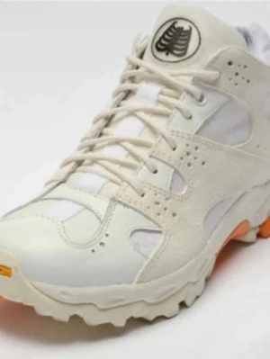 Vita Cage sneakers med orange sula - Snygga vita Cage sneakers med hög midja och detaljer i mocka och mesh. Skon har en chunky sula med orange inslag och cool logga på plösen. Perfekt för dig som vill sticka ut med en unik och modern sneaker. Storlek är 37, men jag tror passar 38. Du kan hitta mer på min sida 