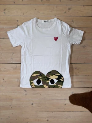 CDG x Bape T-shirt  - Säljer denna feta comme des garçons T shirt i storlek S. Använd ett fåtal gånger för den sitter lite litet och säljer den därav. Vid fler frågor är det bara komma dm. 😊