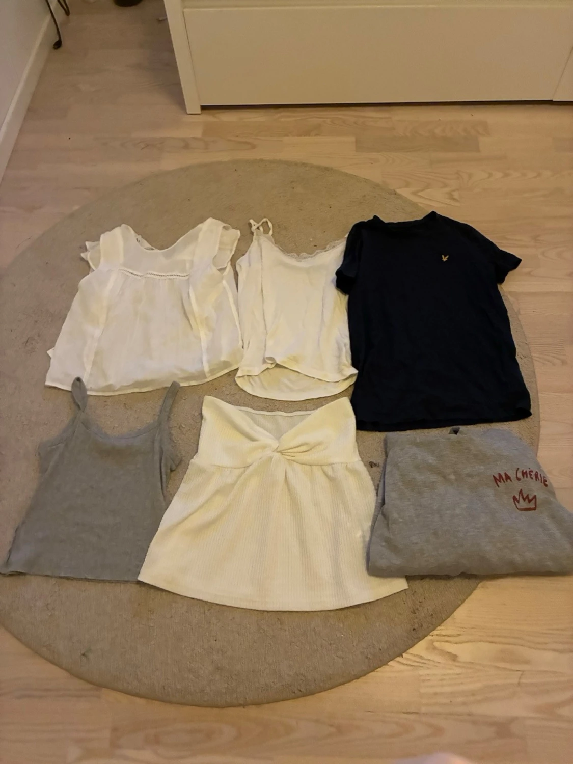 Klädpaket med toppar, tröjor och byxor