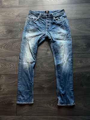 Blå jeans från Neuw - Neuw Jeans – Blå – Storlek W31  Säljer ett par snygga Neuw-jeans i klassisk blå tvätt, storlek W31. Jeansen är i 8,5/10 skick och har endast normalt slitage. Bekväm passform och en tidlös design som passar till det mesta.  Detaljer:  * Märke: Neuw * Storlek: W31 * Färg: Blå denim * Skick: 8,5/10 * Inga hål eller större defekter  Skickar inom 24 timmar. Hör gärna av dig om du har frågor eller vill ha fler bilder!