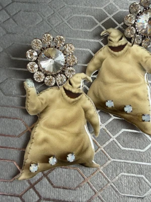 Örhängen från Bimbola Atelier - Oogie Boogie från A Nightmare before Christmas