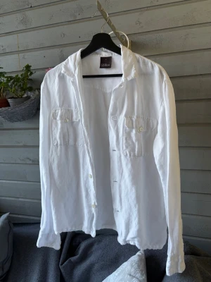 Oscar Jacobsson Overshir - Säljer denna sjukt snygga linne overshirten från Oscar Jacobsson i storlek S då den vart för liten på mig. Sitter mer som XS. Passar dig mellan 160-170 cm. Inga defekter alls! Bara att kontakta vid funderingar!🌟
