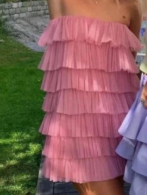 Rosa tyllklänning med volanger - Sååå fin, prislapp kvar. Säljer då jag fick dubbletter i present så den har bara legat längst bak i garderoben.