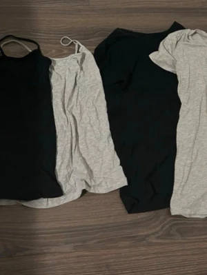 4-pack toppar från Primark, svart & grå - Säljer 4 enkla toppar från Primark i storlek S. 2 svart och 2 ljusgrått.