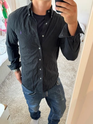 Ralph Lauren skjorta slim fit  - Ralph Lauren | Mycket bra skick | Size - M | Pris 499 | Hör av dig vid minsta fråga eller fundering📩