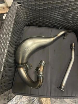 Turbokit 50/70cc avgassystem 680kr eller bud - Säljer ett Turbokit expansionsrör med mellanrör. Ingen ljuddämpare ingår. Passar 50/70cc am6 har suttit på en rieju mrt. 649 eller bud.