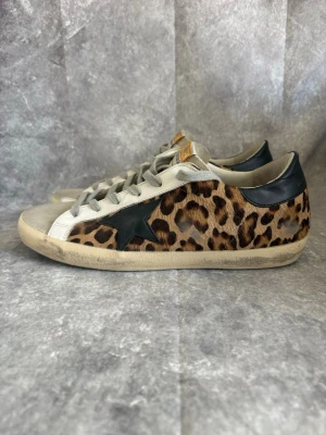 Golden gosse skor  - Golden gosse skor | size: 40 | skick: 9,8/10 | Äkta | endast skorna ingår | tveka inte på höra av dig! | mvh MD Closet  