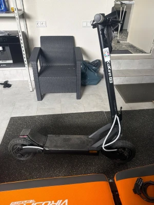 Kukirin g3 som är färgat svart fast insidan av demparen är orange - Säljer min kukirin för att jag vill köpa en g2. Funkar perfekt kommer i bra skick och den är målad hel svart fast insidan är orange och några detaljer är orange annars så kan jag ta bort färgen kan bytes mot en ny g2.