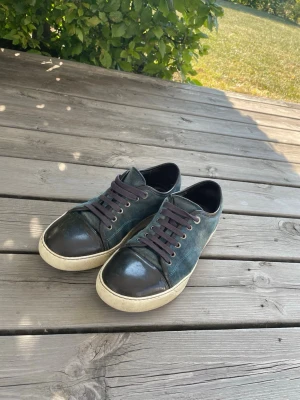Lanvin  - Ett par Lanvin skor som inte passar mig längre dem är storlek 6 som betyder 40-41. Jag har inte längre kvar lådan. Skick på dem är 7/10 insidan på den vänstra skon behöver kamas till lite men annars fint skick.