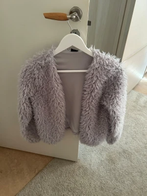 Ljus grå fluffig teddykofta - Supersöt ljus grå  teddykofta med fluffig, långhårig struktur. Koftan har rundad halsringning och är öppen framtill utan dragkedja eller knappar!!🤍🤍🤍🤍
