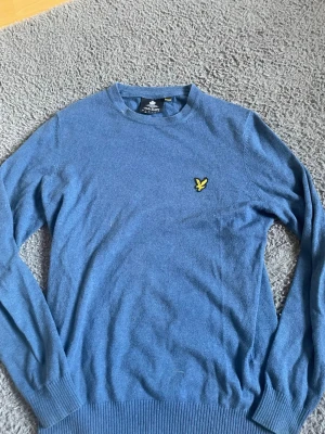 Stickad lyle and scott tröja - Ljusblå stickad sweatshirt från Lyle and scott. Tröjan är stilren med ett skönt material som är sparsamt använd. Hör av er vid funderingar 🤝
