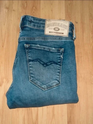 Replay jeans  - blåa replay jeans, med tajt passform. Midja 36cm, längd 105cm. JAG SKICKAR EJ FLER BILDER NÄR JAG BÄR JEANSEN! för bättre inblick i passformen rekommenderar jag att googla på modellnamnet. För storleksguide kolla måtten noggrant då jeansen alltid kan vara uppsydda heller krympta och jag ej tar emot returer :) s6,3
