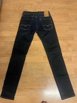 29/32 anbass replay - Snygga svarta slim fit anbass jeans från Replay. Knappt använt