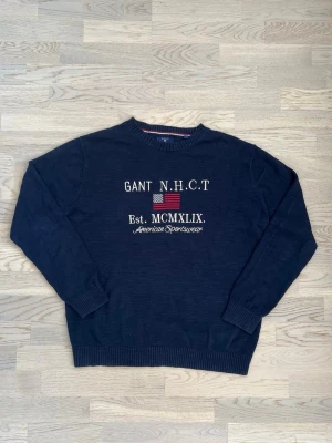 Tröja GANT - blå, L - Mycket bra skick, få tydliga tecken på användning Tröja från GANT, storlek L, blå Rund halsringning och broderad logga på bröstet/framsidan. Bröstvidd: 59 cm Längd: 67 cm  Bomull Hela varan är lätt nopprig, annars inga defekter