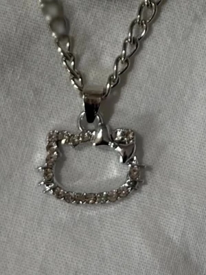 hello kitty y2k halsband - justerbart rhinestone diamant hello kitty halsband som jag gjort själv! 🎀🩶💕🪙