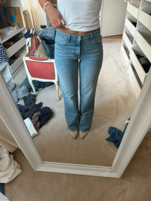 Ljusblå raka jeans från Zara - Säljer ett par ljusblå jeans med rak passform och medelhög midja. Storlek 38.