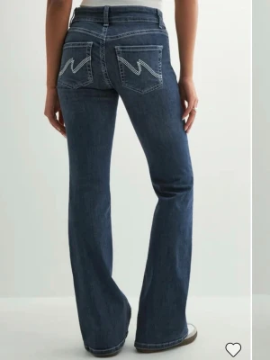 Jeans - Blåa jeans ifrån Nelly. Använt 3 ggr +. Org pris 699 kronor.