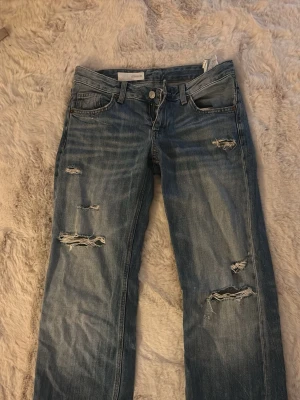 SÖKER!!!! - KÖP EJ!!! Söker dessa jeans i stl 32, köper gärna eller byter mot mina i stl 34!