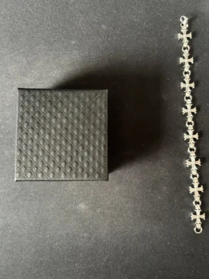 Chrome hearts armband  - Snyggt armband i silverfärg med flera små kors som länkar.                     Ni får lista ut äktheten från priset..     Väldigt bra skick, Boxen ingår! 