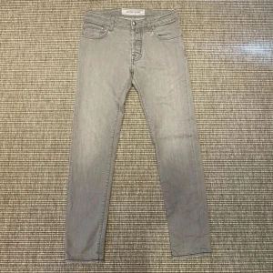 Jacob cohen gråa jeans - Säljer dessa supersnygga jeansen av märket Jacob cohen! Storleken är 30/32. Modell 688 dvs slim fit med lite utrymme!