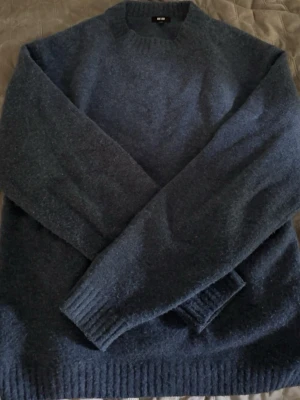  uniqlo stickad tröja  - Mysig mörkblå stickad tröja med rund halsringning och ribbade muddar vid ärmslut och nederkant. Perfekt för lager-på-lager och enkel att matcha med jeans eller kjol.