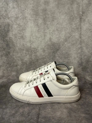 Moncler skor - Mycket fint skick | Size 42.5| fraktar inom 24 timmar | för att köpa klicka ”köp nu” | vid frågor eller funderingar är det bara att skicka ett meddelande | följare får bättre rabatter🙌