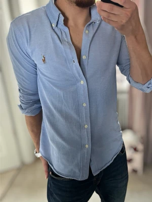 Blå skjorta från Ralph Lauren - Klassisk ljusblå skjorta från Ralph Lauren | perfekt skick inge defekter✅  är tillverkad i bomull, skriv vid frågor eller funderingar!