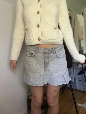 Gina Tricot jeans kjol - 36 - ✨jeans kjol ✨  📏 Storlek: 36 🏷️ Märke: Gina Tricot  ⭐ Skick: mycket fint skick  💌 Hör gärna av dig om du har frågor eller vill se fler bilder! Jag skickar snabbt och packar noggrant. 🌸