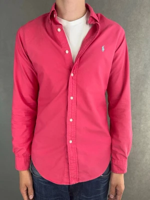 Ralph Lauren skjorta - Ralph Lauren Skjorta Märke: Polo Ralph Lauren Storlek: S Passform: Slimfit Färg: Röd Skick: Mycket bra Beskrivning: utan defekter. Modellen på bilden: 183 cm / 74 kg