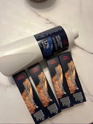 Wella Koleston Perfect hårfärg & oxid - Säljer fyra förpackningar Wella Koleston Perfect hårfärg 9/1 samt en stor flaska Welloxon Perfect 12% oxidationsvätska. Perfekt för dig som vill färga håret i en trendig färg i år. Skadar inte håret väldigt naturligt nyans. Dem finns inte att köpa i vanliga affären. Bara för salongen. Jag fick de i present men det var fel färg för mitt hår. Nypris för dem alla är ca 1700kr 
