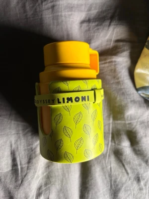 Odyssey Limoni parfym gul - Odyssey Limoni parfym i en unik gul flaska med bladmotiv och ett praktiskt lock. Flaskan har en modern, rund form och sticker ut med sin färgglada design. Perfekt för dig som gillar fräscha och citrusdoftande parfymer.