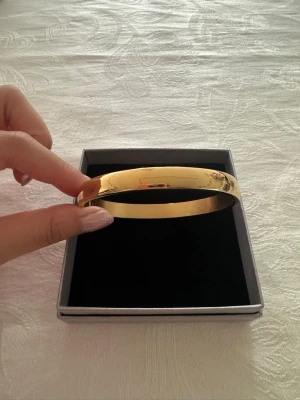 Guld bangel armband  - Guld platerad bangel i stål ifrån Amazon, säljs då den inte används längre 🙌 den är i ett perfekt tillstånd inga defekter. Funktionen för när man stänger och öppnar funkar som ny 💕 
