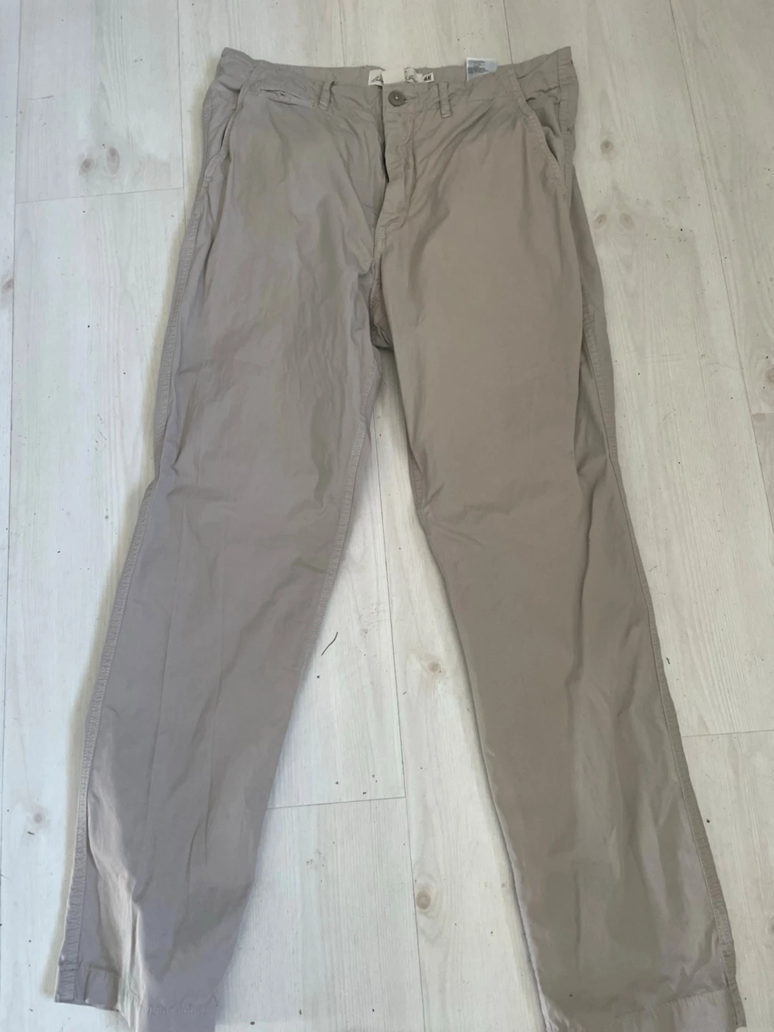 Beige chinos med rak passform