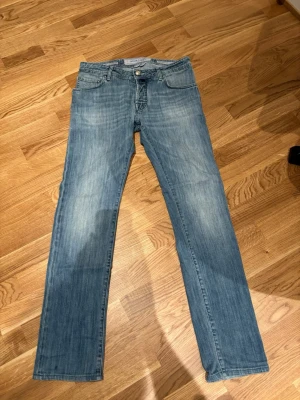 Jacob cohen Jeans - Använt skick men fortfarande väldigt fina, säljer på grund av att de blivit för små, skulle säga att dem sitter som ett par w30