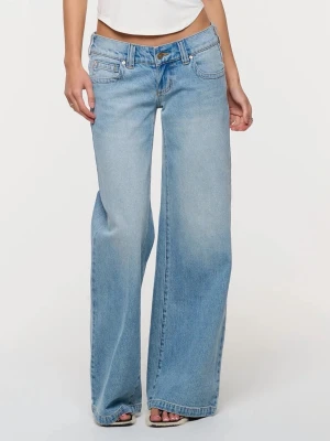 Lågmidjade Abrand jeans - Ljusblåa lågmidjade Abrand jeans. Använda vid två tillfällen så som nya. Nypris 1 100kr + 300kr frakt. Storlek 27, sitter som S/M. Säljer även ett par i vit och mörkblå. Går ner till marken på mig som är 168cm. Säljer då jag har ett par till. Tryck gärna på köp nu. 