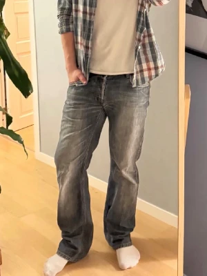 Vintage diesel jeans - Ett par vintage diesel jeans, skitsnygg fade och passform men använder tyvärr inte dem så ofta längre. Inga defekter förutom det som visas på bild. Hör av dig vid fundering😄