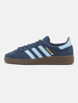 Adidas Spezial blåa sneakers - Mörkblå Adidas Spezial sneakers i mocka med ljusblå detaljer och klassiska ränder på sidan. Gummisula i brunt och gul logga på sidan. Hör av dig om du är instresserad 🙏🏼 storlek 35 1/2, bilder kan fås vid fråga !