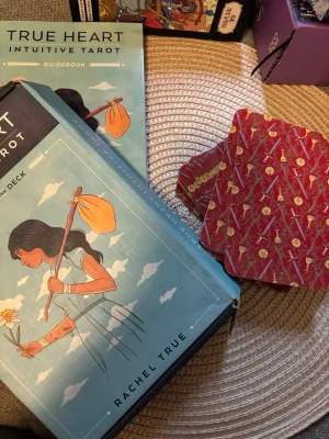 True heart intuitive tarot - I nytt och mycket bra skick, guidebook medföljer självklart. Korten  är som nya och inte använda,  enbart tittat på korten. Varan finns på andra ställen också då jag vill få sålt så fort som möjligt. + Äkta kort, Ny pris i affär: 345kr (skickas samma dag eller dagen därpå, vid frågor tveka inte att höra av er ❤️) 