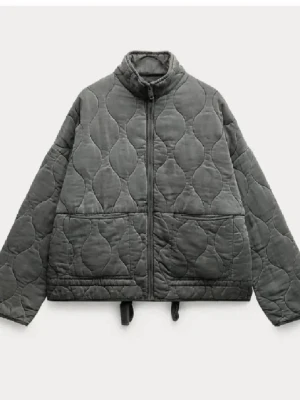 Grå quiltad pufferjacka - Säljer en grå quiltad jacka. Jackan är vaderad. Sparsamt använd