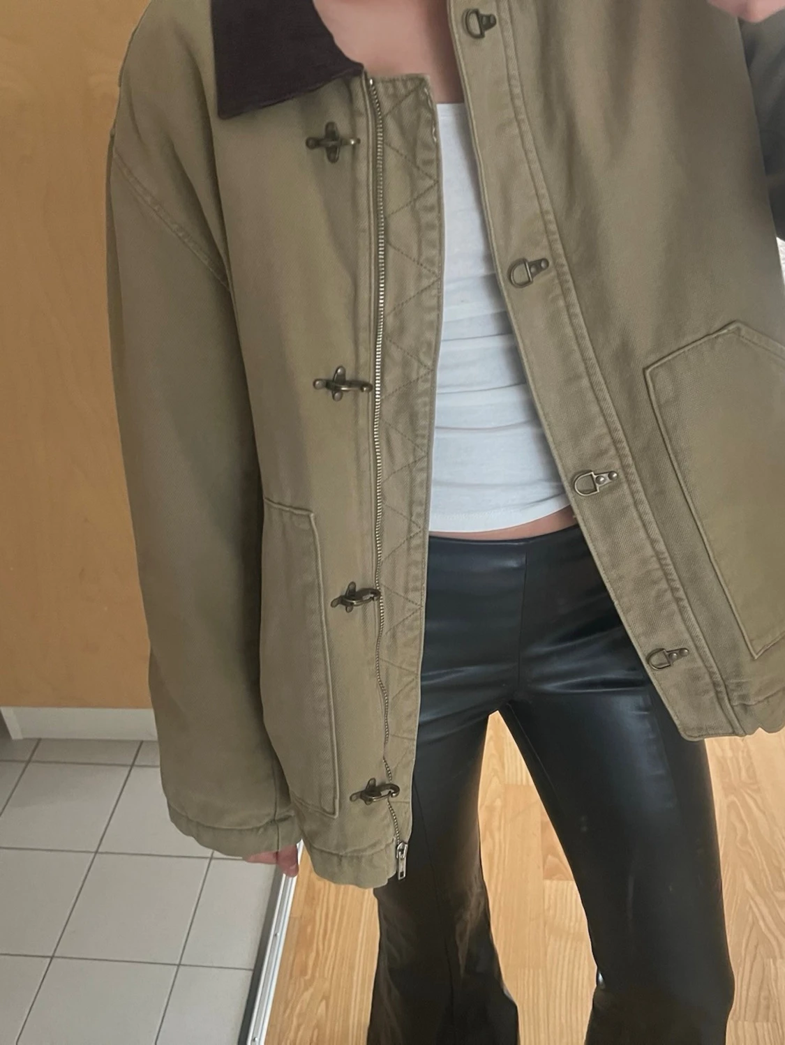 Beige parkajacka med brunt krage