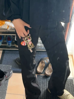 Svarta kostymbyxor från Bik Bok - Låga i midjan & om jag minns rätt köpte jag dom i modellen Vera. Dem är använda men ändå i fint skick! Säljer då jag köpt nya och dessa tyvärr blivit för små. Storlek 36!