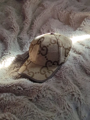 Beige keps - Säljer en beige keps med brunt mönster, väldigt fint skick 