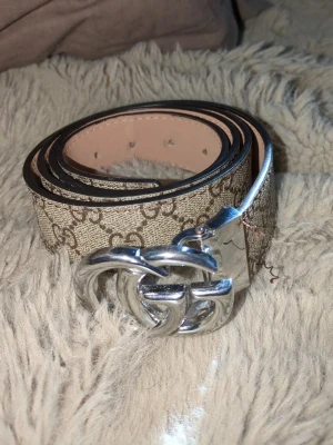 Bälte - Dåligt skick. Spännet sitter inte riktigt fast, går säkert att skära bort en del och göra om de så att det fungerar.